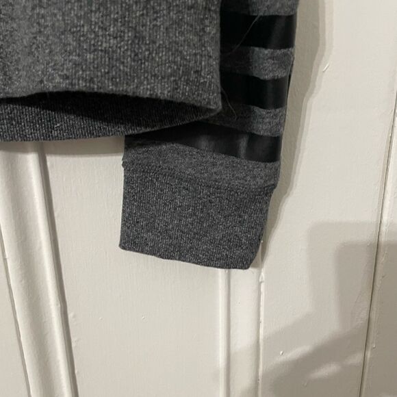 Tommy Hilfiger long sleeve sweatshirt - Picture 3 of 6